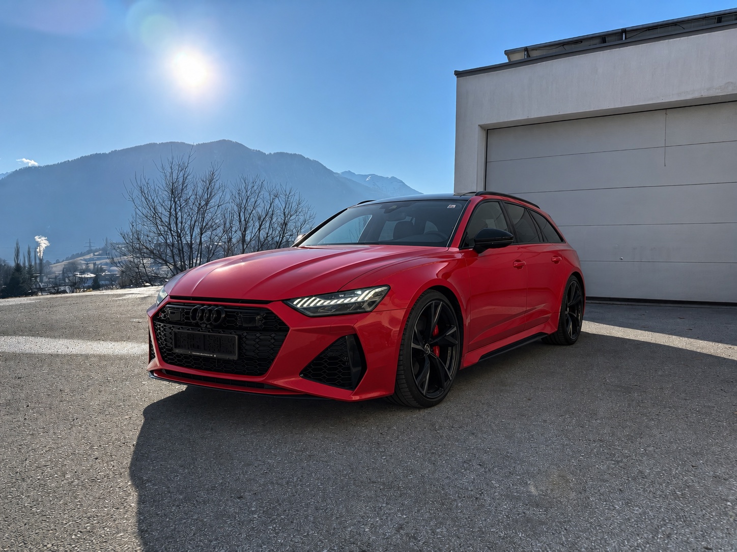 Roter Audi RS 6 Avant vor Tiroler Bergkulisse